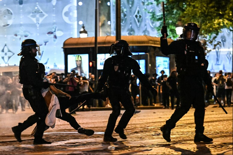 Polícia sa prende torcedor durante festa por título do PSG em Paris © ANSA/AFP