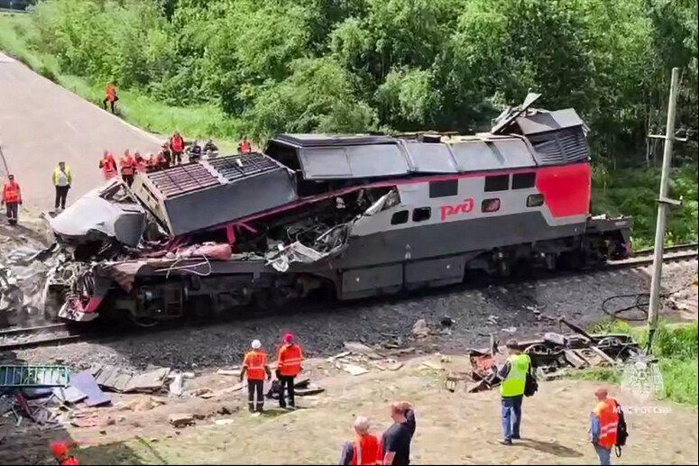 Trem descarrilado em Bryansk, na Rússia, após explosão © ANSA/AFP