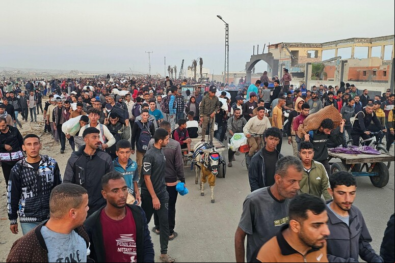 Palestinos em área de distribuição de comida em Rafah, no sul de Gaza © ANSA/AFP