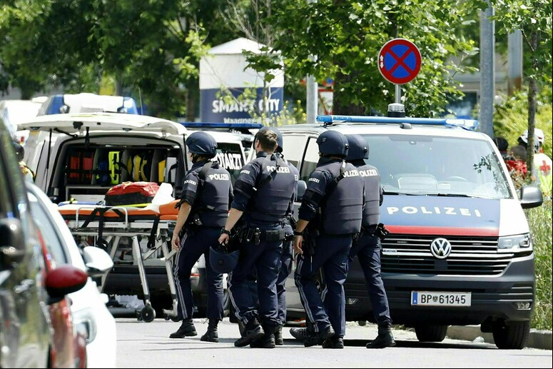 Policiais diante de escola alvo de tiroteio em Graz, na Áustria © ANSA/AFP