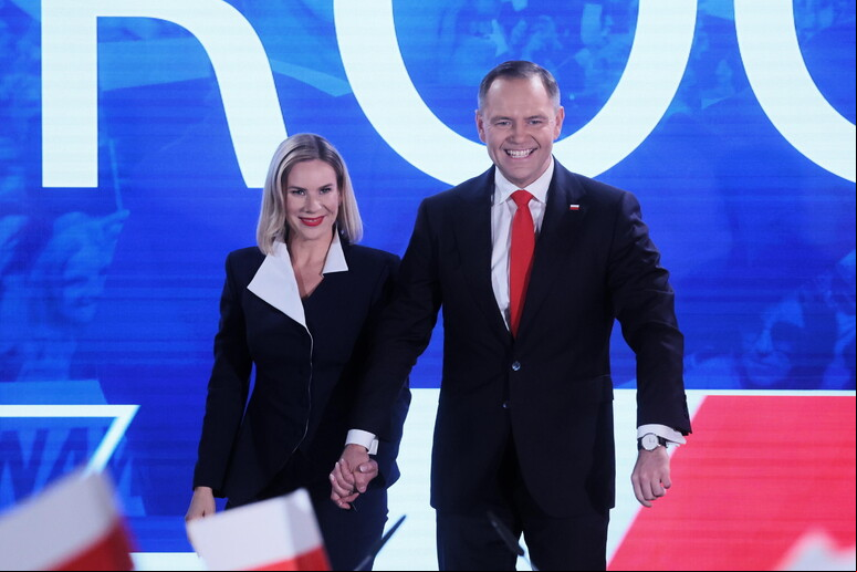 Karol Nawrocki com sua esposa, Marta Nawrocka, após eleição © ANSA/EPA