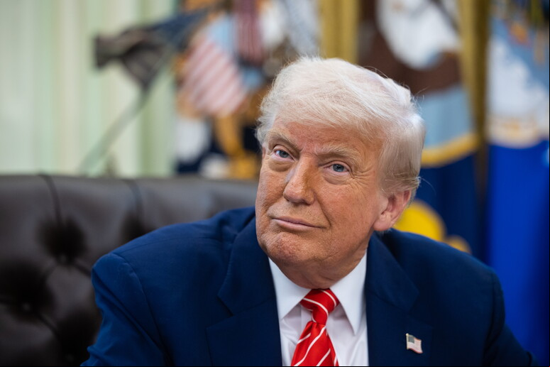 Trump aumentou tarifas contra importações de aço e alumínio de 25% para 50% - TODOS OS DIREITOS RESERVADOS