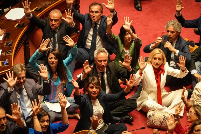 Protesto da oposição no Senado contra decreto de segurança do governo Meloni - TODOS OS DIREITOS RESERVADOS
