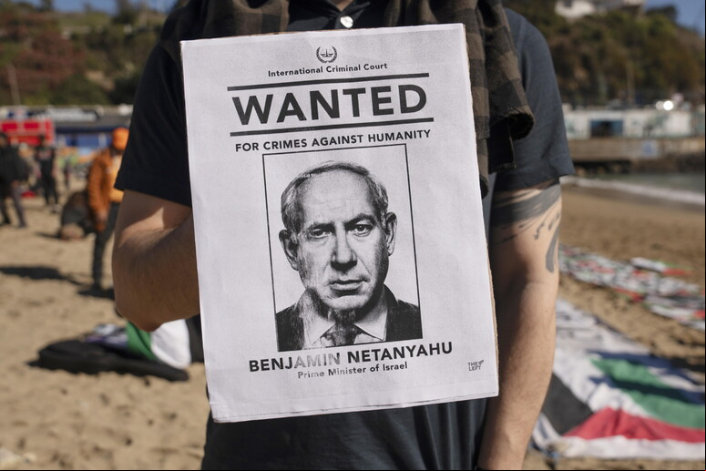 Cartaz mostra o rosto do premiê israelense em manifestação pró-Gaza © ANSA/EPA