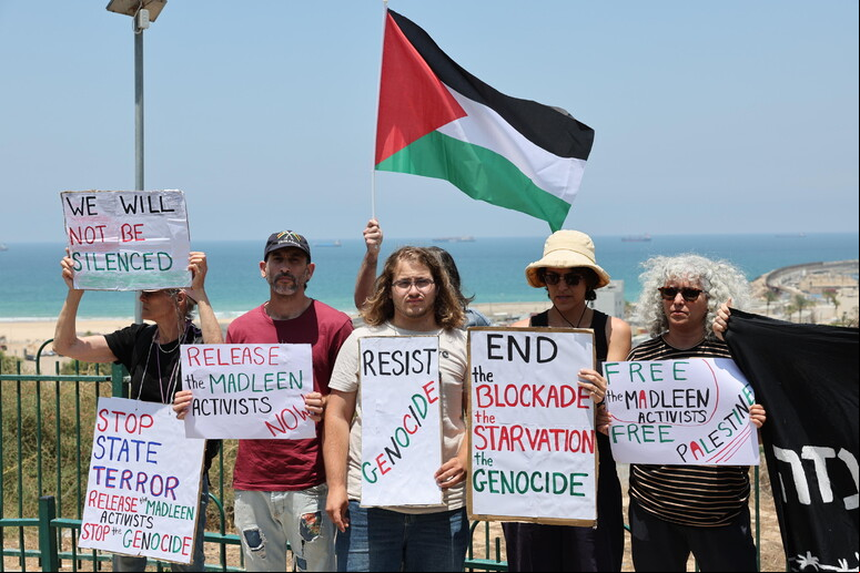 Ativistas israelenses protestam em Ashdod após apreensão do Madleen © ANSA/EPA